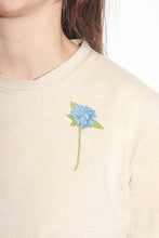 Load image in gallery viewer, <transcy>beige hydrangea T-shirt</transcy>