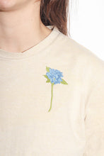 Load image in gallery viewer, &lt;transcy&gt;beige hydrangea T-shirt&lt;/transcy&gt;
