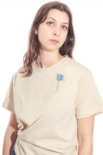 Cargar imagen en el visor de la galería, playera hortensia beige
